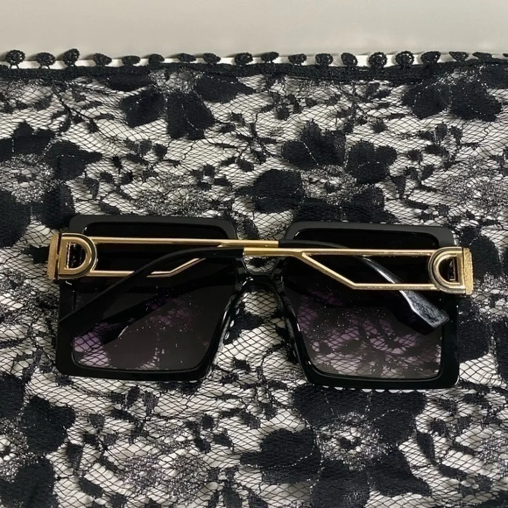 🌺Oversized Jewel lined sunglasses